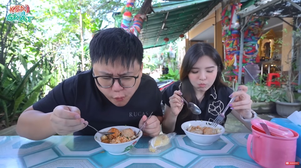 Ken dan Grat Lahap Makan Bakso Pakde Kumis